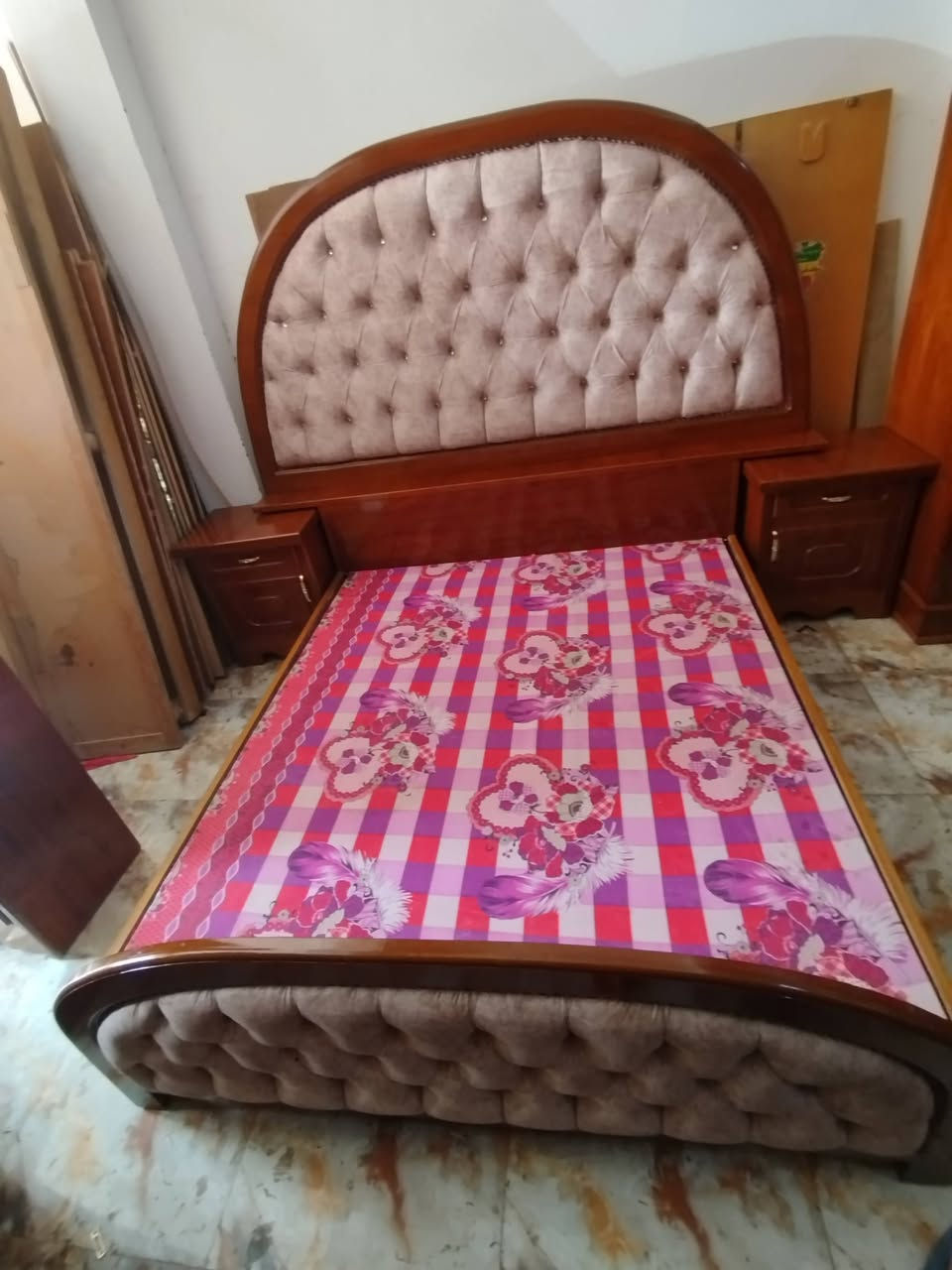 غرفه أم خمسة تزكام للبيع 
ضهر جرجوبه داخل وخارج صاج
العنوان العزه القديمة 
***********
