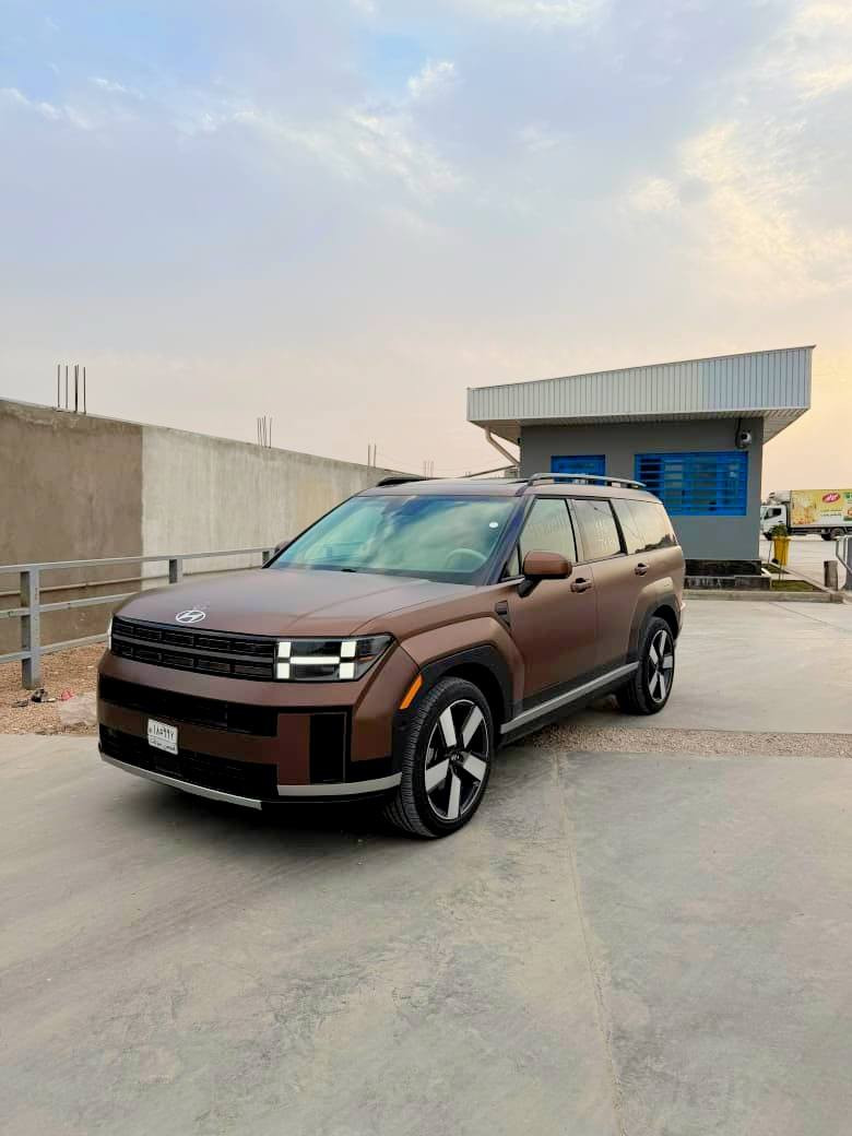 هيونداي سنتافبا 2024 هايبرد 
سيارة بمواصفات ملكية
رقم فحص مؤقت (تترقم حسب محافظة المشتري)
لون بني مات مميز ملكي
داخل ابيض ملكي 
مقاعد تدفئة امامي خلفي 
سبع مقاعد 
 وارد امريكي ضررها دعامية أمامية فقط وحسب الصور المرفقة(كلين تايتل)

المواصفات:-
١- مفتاح ذكي بصمة + التشغيل عن بعد + تقدم ورجوع بالريموت + حفظ بصمة السائق (استخدام بدون ريمونت).
٢- دفع رباعي TRACH
٣- أنظمة القيادة  Drive Mode - ‏Comfort - Smart - Sport
٤- كير تعليگ
٥- اوتو كار يعمل بلوتوث بدون كابل وتفتح خريطة اي منطقة بالعراق او العالم بشاشة السيارة
٦- هاند بريك بصمة 
‏٧ - Auto Hold  أوتو هولد
٨- نظام مانع الانزلاق.
٩- شاشة كبيرة لمس تدعم Apple Car play و Android وبلوتوث مدمج والأوامر الصوتية.
١٠ - نظام نزول المنحدرات.
١١ - نظام اطفاء المحرك (A) ذاتيا في الازدحامات لتوفير الوقود
١٢- شاحن هاتف wireless عدد 2 .
١٣- الداشبورد الكتروني لمس بانماط متغيرة حسب وضعية القيادة
١٤- الشاشة الوسطية حجم كبير ١٢ انج مع دعم الملاحة بالخرائط GPS وبوصلة للاتجاهات.
١٥- خاصية الترحيب عند فتح السيارة.
١٦-  مخارج شحن Tp_C عدد ٦وتشغيل الميديا
١٧- منافذ للطاقة كهرباء 12فولت ومنفذ 110 فولت
١٨-  مرايا نقطة عمياء 
١٩- شفتات رياضية بالمقود.
٢٠-  الصندوق كهربائي.
٢١- حساسات ضغط الاطارات 
٢٢- حساسات أمامية / جانبية /خلفية.
٢٣-  كامرة اضافية لتقنية منع الخروج عن المسار
٢٤- ميزة التوقف الذاتي للمركبة منعا للاصطدام عند القيادة او الرجوع.
٢٥-  المركبة تعيد نفسها للمسار الصحيح عند عدم الانتباه.
٢٦- لايت زينون رباعي العدسات بتقنية High Beam الانارة الذكية + LED  نهاري .
٢٧- بك لايت LED مميز مدعوم بتقنية ضد الضباب لاوضح رؤية للمركبة
٢٨- كاميرة   3D تفاعلية متعددة الاوضاع
٢٩- اضاءة داخلية LED تقنية Ambient Light متعددة الالوان 
٣٠- سستم صوت هارمن كاردن 10 سماعات محيطية مع دمام وتويترز 
٣١-  نظام القيادة الذاتي الذكي في الشوارع المخططة 
٣٢- مثبت السرعة Cruise وميزة التباعد عن المركبات
٣٣- خاصية المايك للسائق للتحدث مع الركاب في الخلف
٣٤- بردات أبواب خلفية.
٤٣- قبضات أبواب ألمنيوم
٣٥- الداخل جلد ملكي ابيض.
٣٨- ستيرنغ من الجلد حياكة مع تحكمات وميزة تدفئة المقود.
٣٩- معقم غرفة السيارة بأشعة فوق البنفسجية.

السعر 275 $

العنوان النجف الاشرف - المدينة المائية - مكتب النخبة لمزاد السيارات
موبايل اتصال واتساب 

***********
