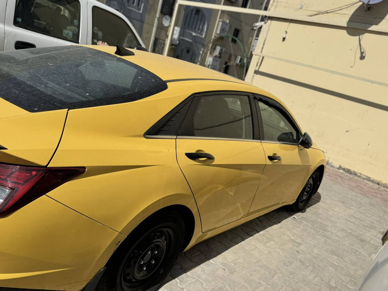 السلام عليكم للبيع النترا موديل 2021 وارد امريكي سيارة فول مواصفات 1/1 فتحة محرك 2000 دوش حادثة فقط جاملغ الخلفي مال سائق وسيارة بيه تلحيضات بسيطة فقط ويل عادي سيارة مال جناي السعر 130 وبيه مجال للشراي للستفسار ***********
