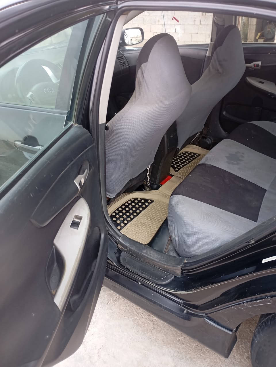 السلام عليكم للبيع كورولا موديل 2010 وارد امريكي ضرر 3قطع الاماميه بدون دواخل والباقي ليبل واحد محرك كير صدر تخم تاير تبريد تتفئه كله مكفول السعر 94 وبيها مجال *********** العنوان ديالئ سراجق
