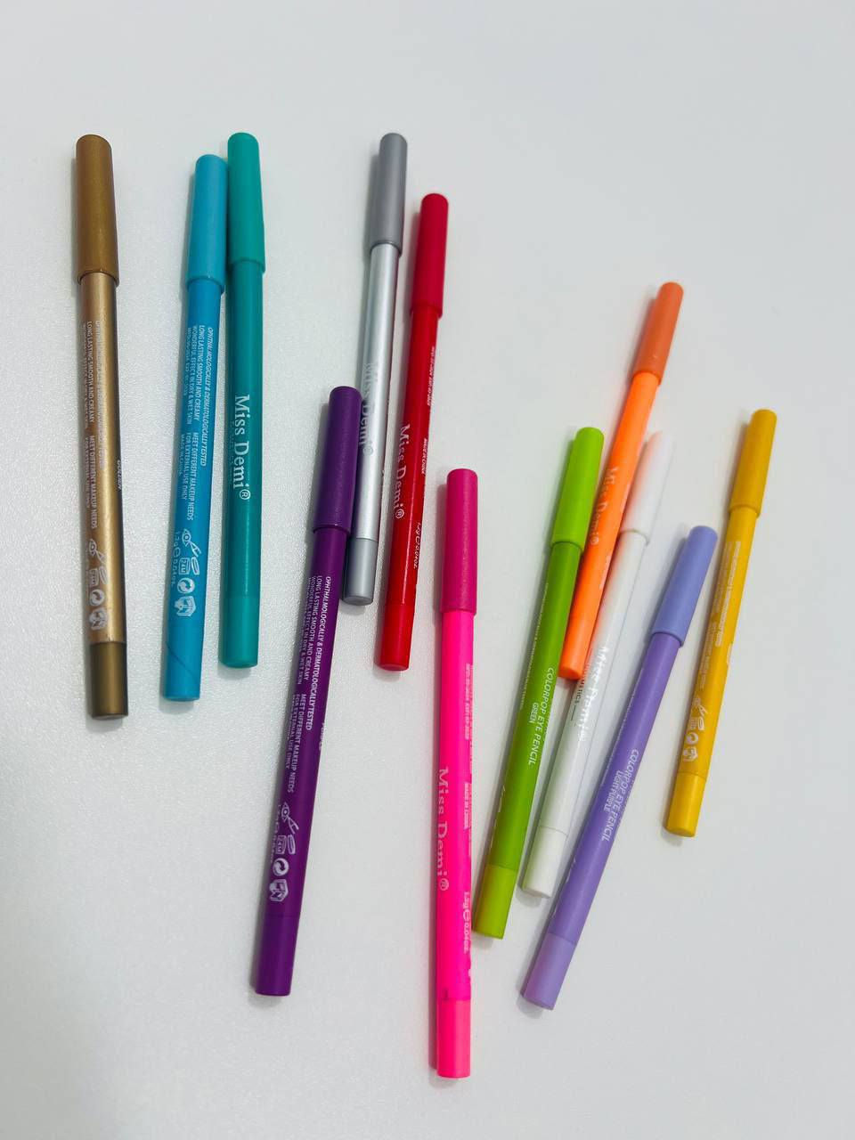 مجموعة متنوعة من أقلام تحديد العيون من ماركة "Miss Demi".

 هذه الأقلام متوفرة بألوان متعددة ويمكن استخدامها لرسم خطوط دقيقة وواضحة على العين. 
تستخدم أقلام تحديد العيون من "Miss Demi" لإنشاء إطلالات مختلفة للعيون.
تتميز بعض منتجات "Miss Demi" بكونها مقاومة للماء وتدوم طويلًا.
تتوفر هذه الأقلام بألوان متعددة.

سيت 12 قلم

للحجز والاستفسار خاص
يتوفر توصيل لجميع محافظات العراق 
@إشارة


**إذا كنت صاحب هذا الإعلان وتريد حذفه لأي سبب، رجاءا أرسل رسالة إلى الدعم الفني**