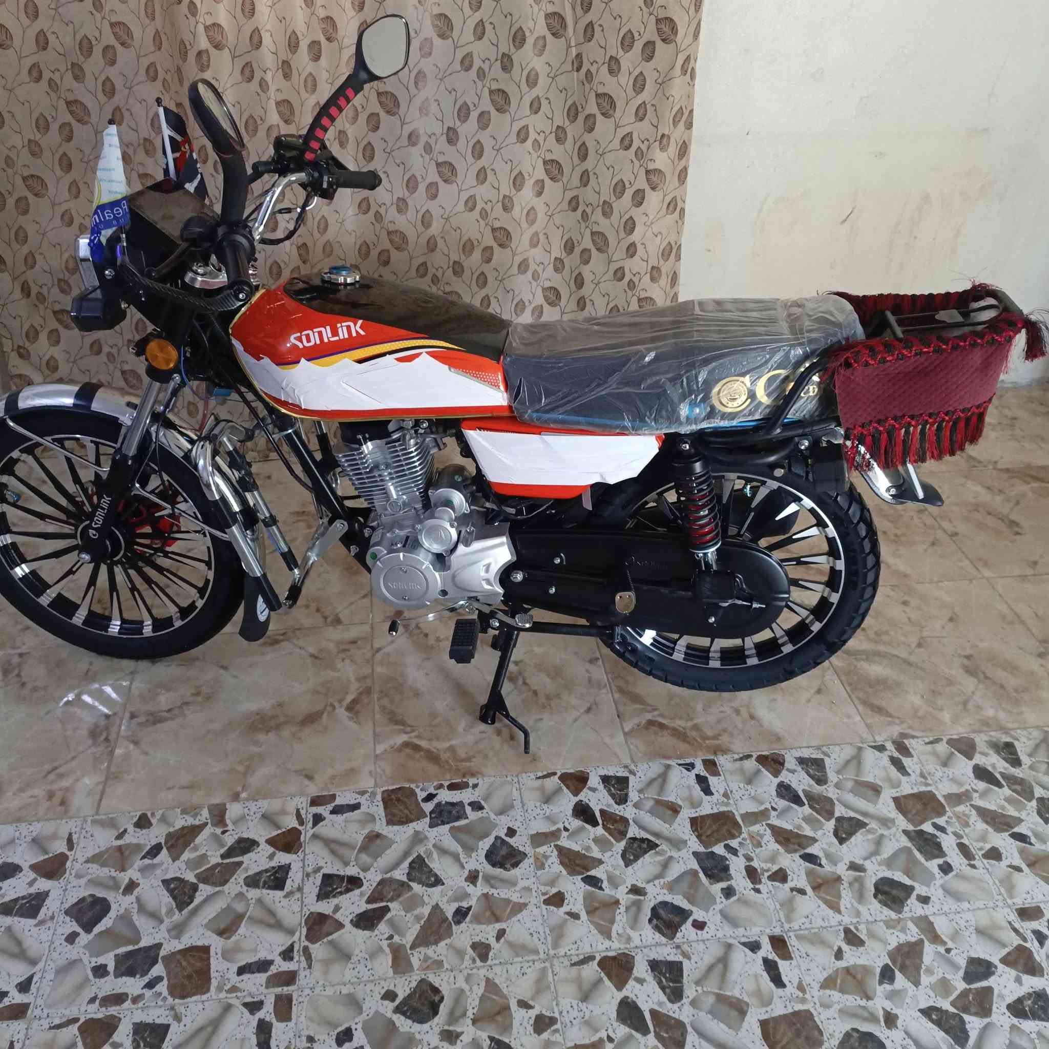 دراجه ايراني)(sonLik)
موديل 2025 كفاله عامه بدون اوراق
مكينه ضمان (6) اشهر 
ماشيه (950) km
وضع الشركه 
السعر 1100 وبيه مجال بصيط
***********
