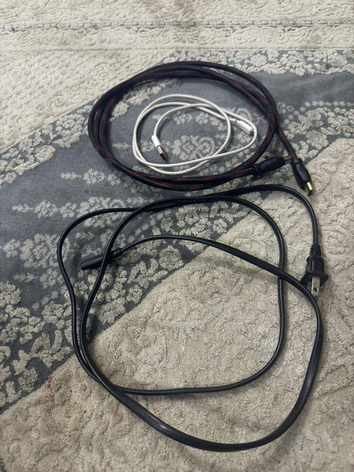 السلام عليكم بلي 4 فات قابل لل تهكير بلي مامفتوح نضيف  بس بي شخوط قليله يجي معا جويستك 2 واحده مال بلي واحده تجاريه و معال اقراص ثنين جي تي اي و باتمان المرغوب معا جميع الملحقات معا دركسون نضيف  جدا ومعا جميع الملحقات 

لل تواصل ***********.  خابرني و نتفاهم عل سعر وانشالله خير 
أو مراوس اكس بوكس سيريس إس وانطي فرق
