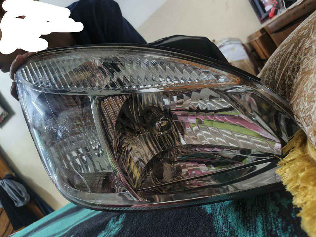 السلام عليكم لا يت كيا ريو جهه النفر ما قصه جديد وبي كسور خفيفه اللي بالصوره بس  سعر 35الف  ***********
