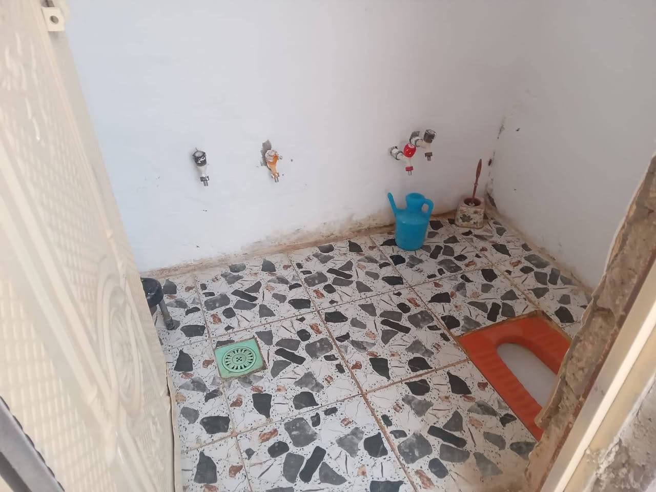 السلام عليكم للبيع بيت طابو زراعي سند 25 مداور المكان حي منصور ع المساحه 200 متر 2 غرف وصاله ومطبخ وحمامات *********** بي واتساب
