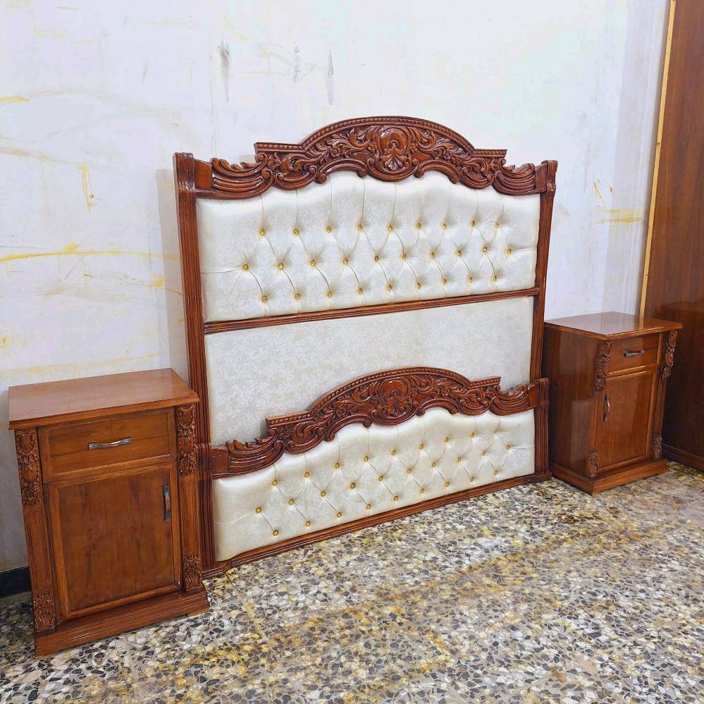 الغرفة المعروضة تتكون من سرير ملكي مع تفصيلات فخمة وزخارف خشبية أنيقة، بالإضافة إلى دولاب ضخم بأبواب متعددة ومرآة كبيرة تضيف لمسة كلاسيكية للغرفة. التصميم متكامل ويحتوي على كومودينات وأماكن تخزين متعددة. مثالية لمن يبحث عن ديكور راقي وعملي في نفس الوقت.