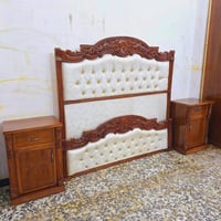 الغرفة المعروضة تتكون من سرير ملكي مع تفصيلات فخمة وزخارف خشبية أنيقة،...