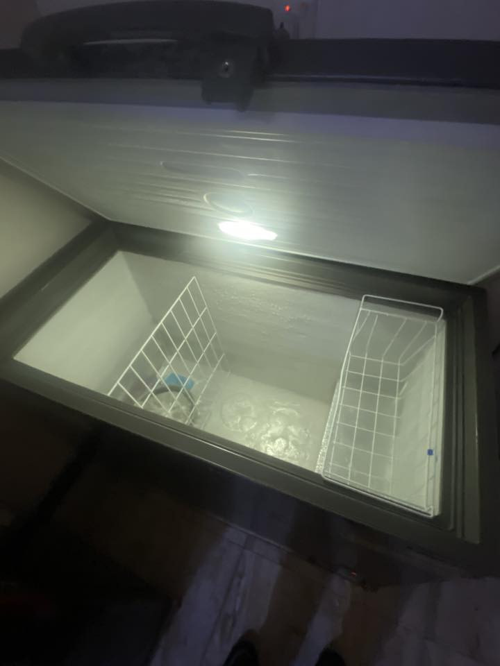 مجمده حجم كبير تجميدها يخبل ماخذها جديده استخدام قليل بعده النايلون ماخذها ٥٠٠ رايدها ٣٠٠ مجال كلش بسيط 
*********** غزاليه
