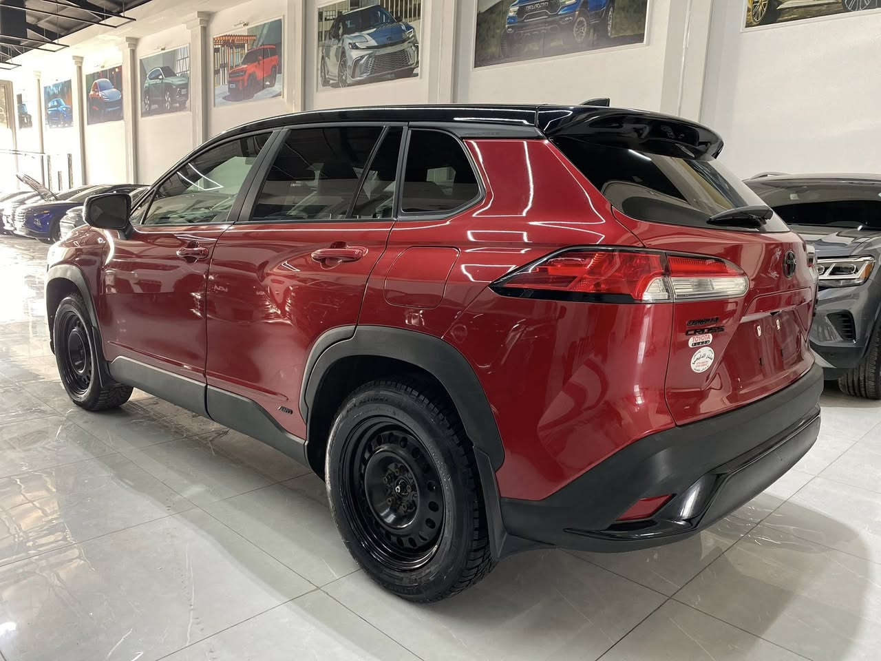 تويوتا كروز 2023 هايبرد – SE 🔥
ماشيه 9 الاف فقط 
سحر حرك جوه السوك 145 قفل 
سيارة اقتصادية وعملية، مناسبة للمدينة والسفر 🌿

المواصفات:
- محرك هايبرد اقتصادي جداً بالبزين ⛽
- صرفية قليلة وتوفير عالي 💰  
- فتحة سقف (سقف أسود يعطي شكل سبور وجذاب) 🖤  
- داخلية مريحة وعملية  
- شاشة + نظام صوتي حديث  
- كاميرا خلفية + حساسات  
- نظام أمان متكامل من تويوتا  

السيارة جاملغ صبغ واربع قطع كلير امريكا 
بدون رقم تترقم جميع محافظات كردستان 
المكان اربيل 📍
للتواصل ☎️
***********
