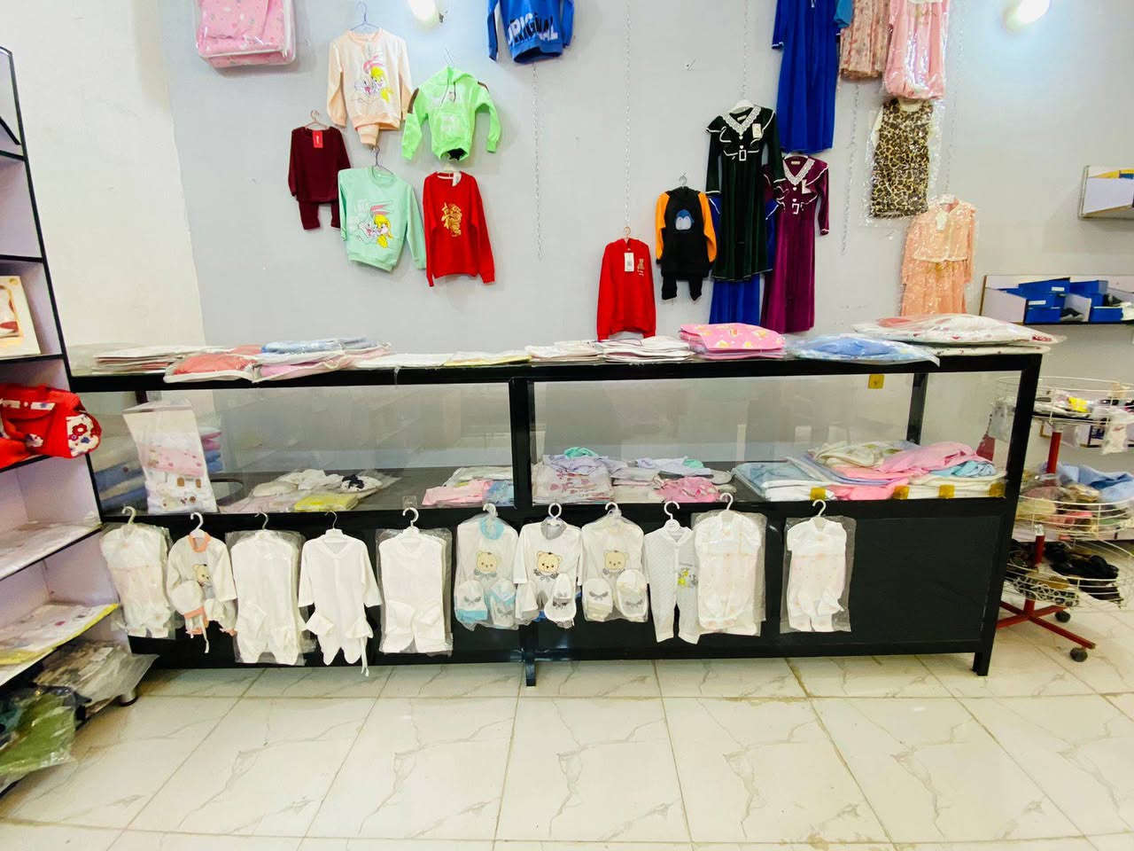 السلام عليكم
فاترينات وميز وميز مكتب ورفوف بسعر مناسب 
***********
