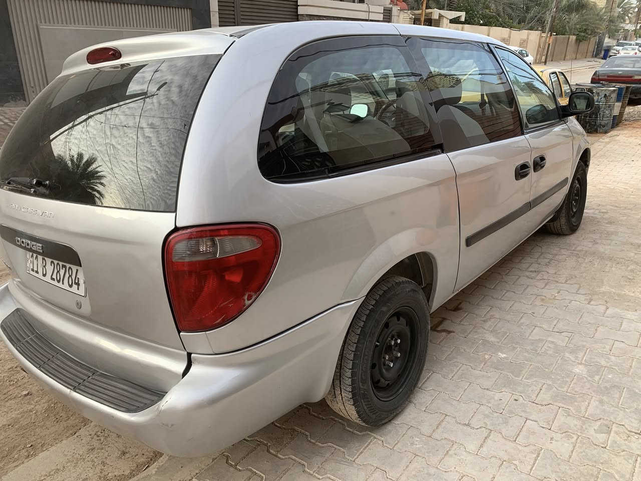 دوج كرفان موديل 2006 رقم بغداد  سياره جاهزه فقط تبريد كمبريسر عايزه والحداديه جديده تخم تاير جديد مكان السياره نجف سعرها 70   تلفون وتساب ***********
