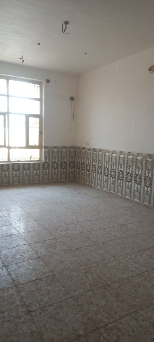 بيت للايجار  مساحة 150 متر غرفة نوم واستقبال . مطبخ وكلدور وصحيات ..ابو غرق حي الحسين..للاستفسار اتصال /واتساب ***********
