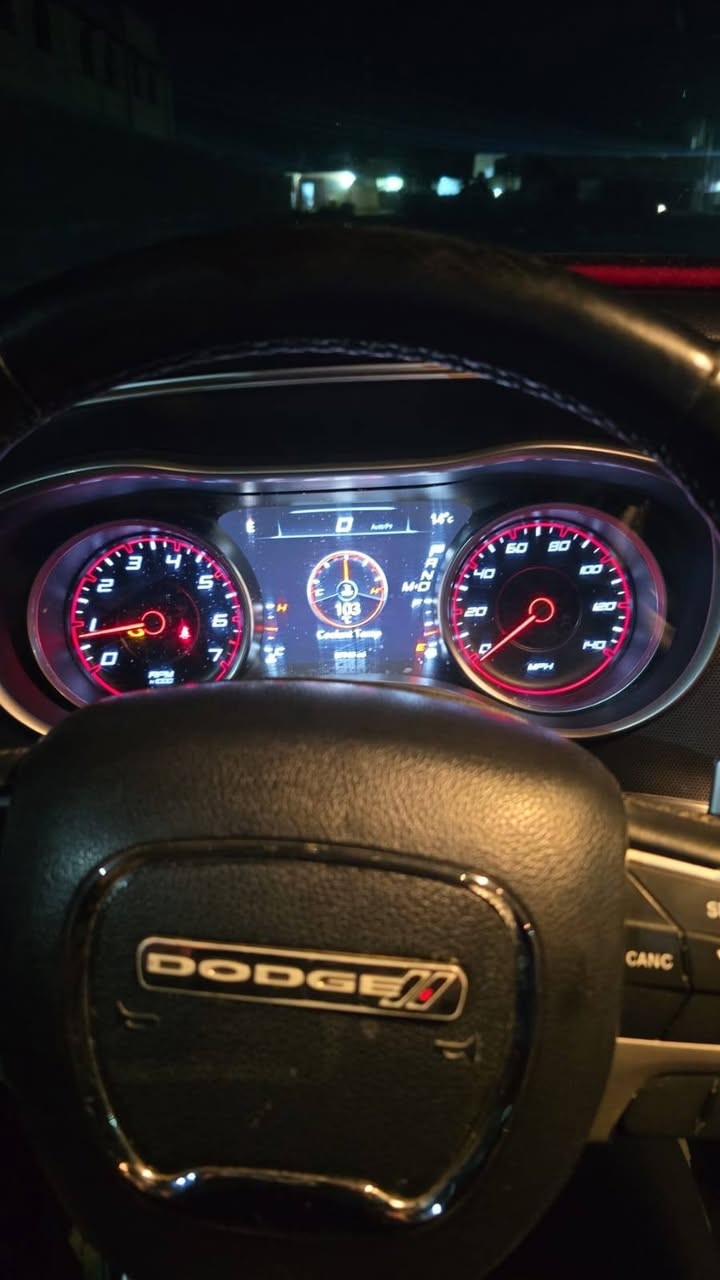 السلام عليكم جارجر للبيع موديل ١٥معلايه ٢١ فول مواصفات السعر ١٨٠   وبيها مجال. اتصال ***********
