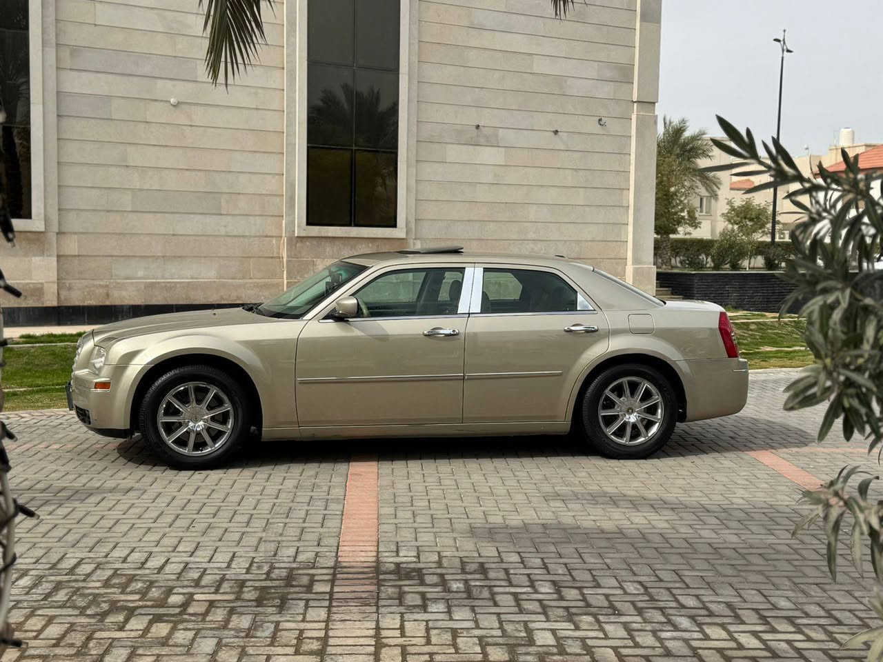 اوبامه 2010 فول مواصفات 1/1 لمتدد
السعر 123 وبيها مجال الاستفسار ***********كفاله عامه ضربه وصبغ وتبديل السياره جديده بمعنه الكلمه ماشيه 130 حقيقي شرط ما مشتغله خط مواصفات فتحه كشنات جلد كهربائيه ويل كروم محرك V6 3500 دواخل بيجي حساسات شاشه مثبت سرعه تحكم ستيرن تبريد خلفي  وبعد بيها هواي مواصفات مشروع وطني سنويه لل28 تحويل مباشر السياره جاهزه ما بيها اي نقص مكاني كربلاء
