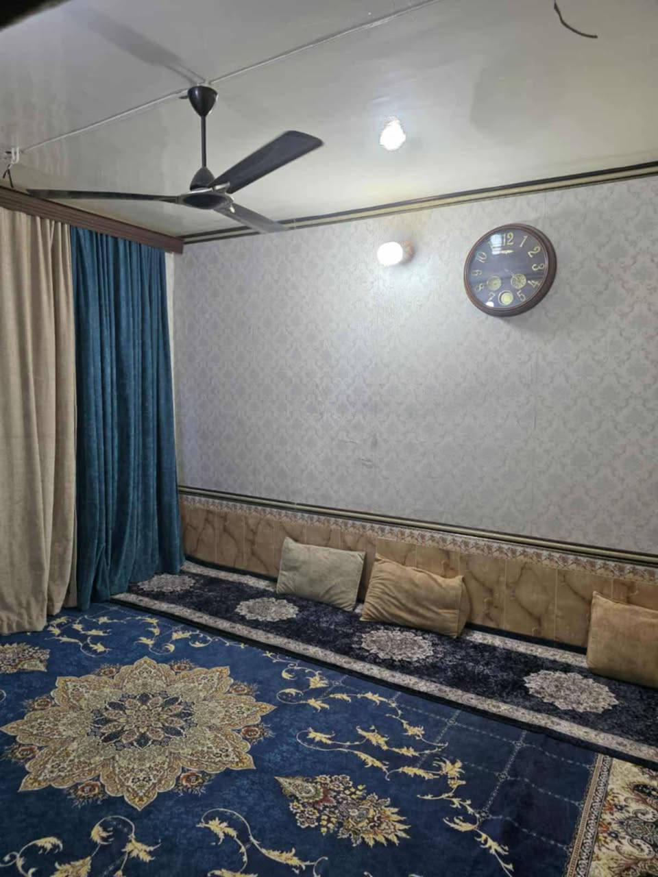 السلام عليكم بيت 100متر للبيع موقعه الحسينيه منطقه 10 الاف مقابل دار العرائس بظهر الشارع 20 بيت جدآ نظيف اربع مراحل استقبال مطبخ وصاله معزوله وغرفه نوم وخدمات ويوجد خدمات خارجيه السعر 62 تواصل خاص او اتصال ***********
