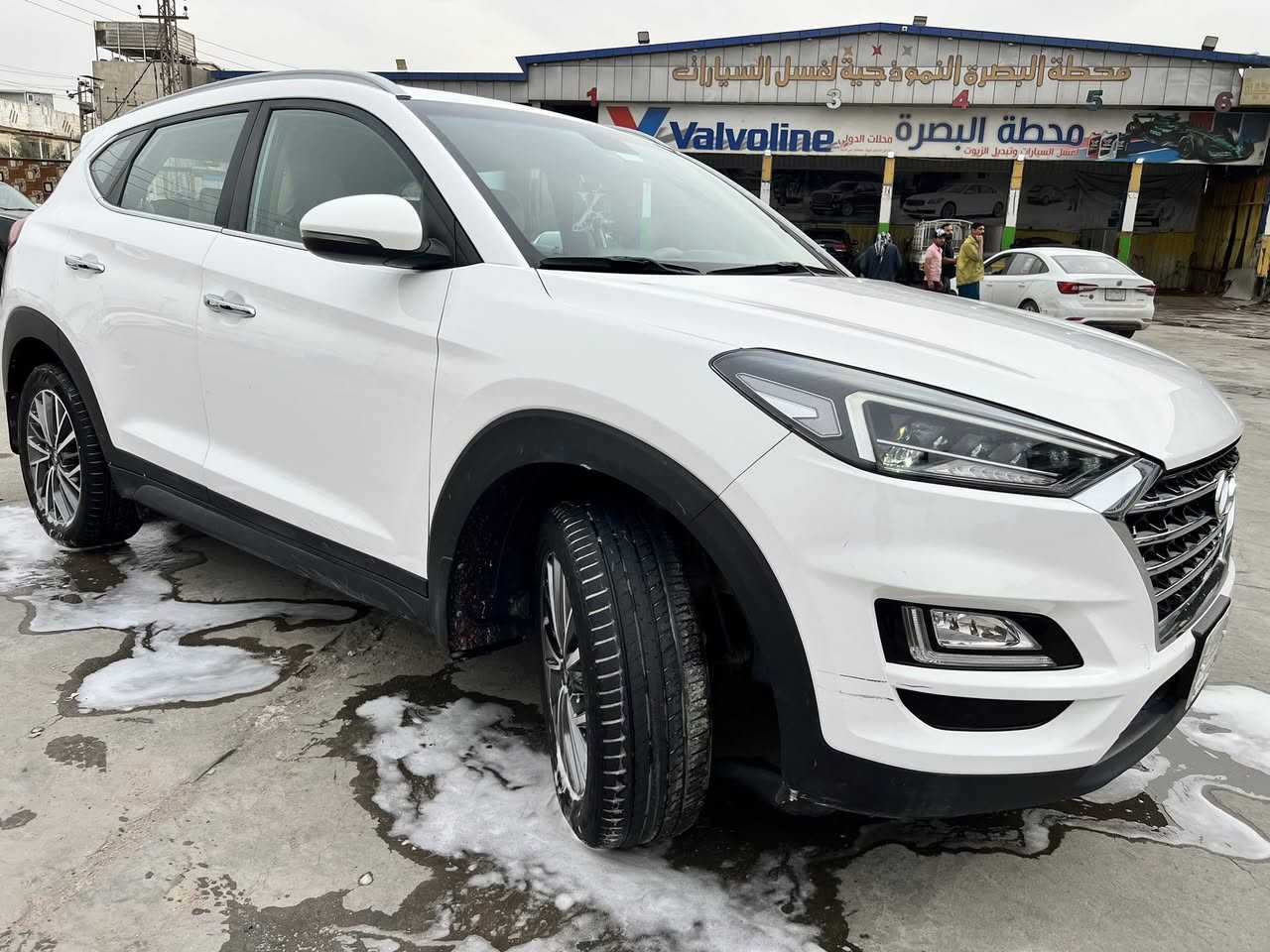 السلام عليكم ورحمة الله وبركاته

للبيع: هيونداي توسان خليجي موديل 2020
الممشى: 75 ألف كم
توجد دحكات خفيفة موضحة في الصور.

المواصفات:
 • محرك 2000 سي سي
 • حساسات أمامية وخلفية
 • تشغيل بصمة مع دخول ذكي
 • مرايا جانبية كهربائية قابلة للطي
 • تحكم بالستيرن
 • تبريد قطعتين (أمامي وخلفي)
 • كاميرا خلفية

للاستفسار والتواصل:
📞 ***********
