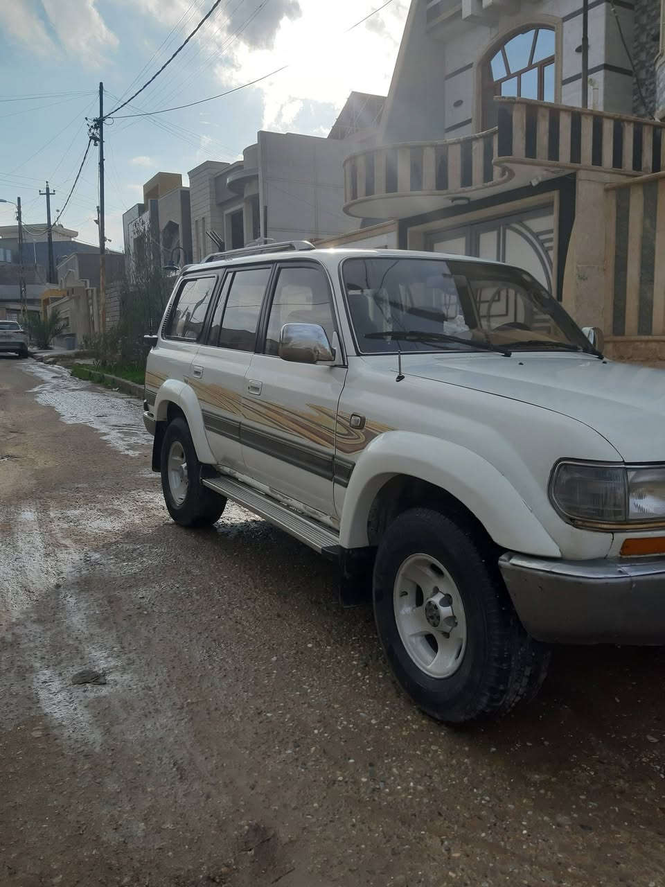 السلام عليكم 
سياره ليله علوي لاندكروز مكفوله كفاله عامه موديل 92 الرقم اربيل بدون صبغ   ***********
