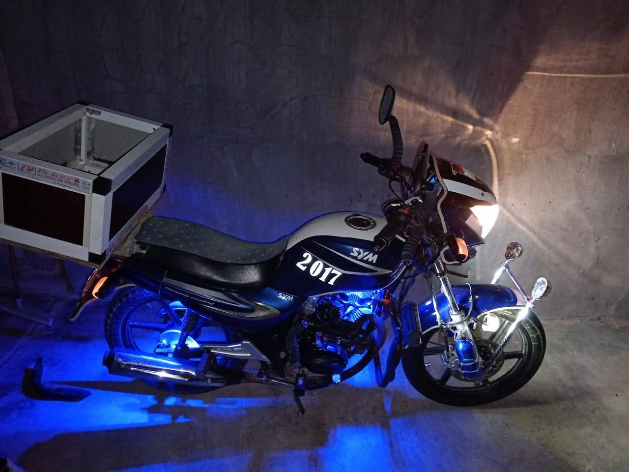 سعره مليون ونص وبي مجال مكلف بل نشر نتصل ***********
