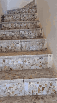 السلام عليكم بيت طابق ثاني للايجار يحتوي على باب خارجية معزولة وصالة وغرفةمن ضمنها درج الى با السطح ومنها تنزل درج الى المطبخ و الخدمات في الاعظمية راغبة خاتون الفرع الي قبل سوك الكم. اصباغ تابكو  المساحة 62م الايجار350   ***********  *********** الشقة طابقين
