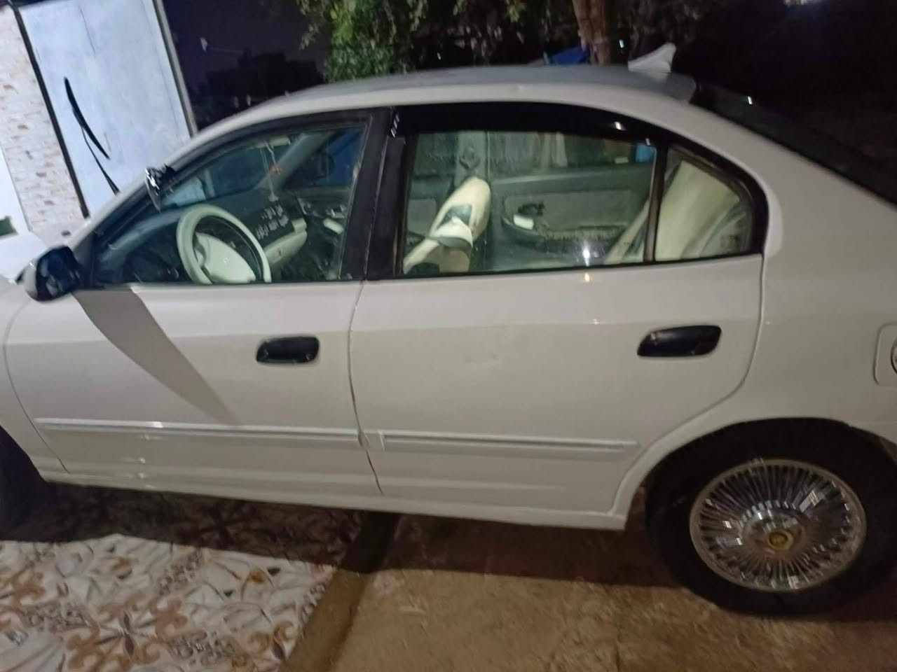 انترا 2001 رقم بغداد
سنويه منافذه  جاهزه من كلشي نقصها بس تبريد  مكان سياره ديالى  ومراوس حسب القناعه 

***********

السعر ٥٢ وبيها مجال
