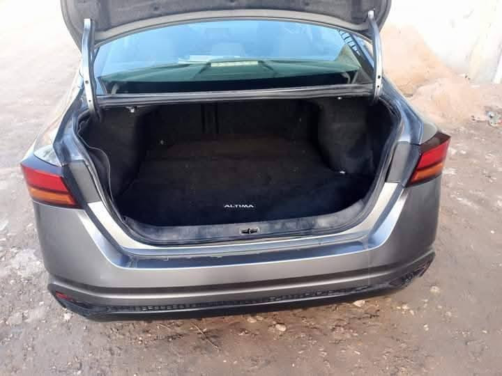 سلام عليكم نيسان  التيما موديل 2022 رقم بغداد  باسمي مواصفات السيارة تشغيل عن بعد توقف ذاتي رادار امامي تايرات جديد حدادية  تبريد ثلج كامرة  مواصفات معروفة  ***********      *********** حادثة جنطة  ماشية 40 الف ميل سعر 155$
