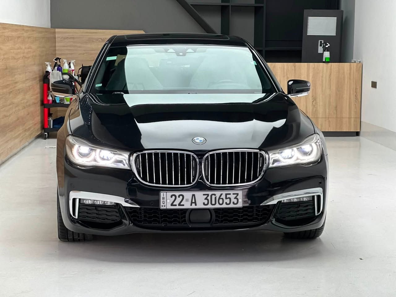 🚗 للبيع BMW 740Li موديل 2018
🔥 M باكج أصلي
💎 مواصفات فوول حقيقي مو سوالف سوك
بصمة + ايباد مال سيارة تحريك السيارة عن بعد

✨ حالة السيارة:
✔️ نظيفة جداً وما تحتاج أي مصروف
✔️ بدون صبغ نهائياً
✔️ بدون حادث
✔️ بعض ملاحظات بسيطة جداً
✔️ كلشي بحالة الوكالة والفحص مفتوح

⚙️ المواصفات:
🚘 BMW 740Li 2018
🔋 محرك 6 سلندر تيربو 
⚙️ مكنية وكير كفالة

🏁  M (العجلات تتحرك مع الاستيرن)
🌌 سقف كنتارا أصلي شركة
نظام جكات السيارة تصعد وتنزل بشكل اوتماتيكي حسب الشارع

🪑 كراسي أمامية كهرباء + تدفئة (تدفئة منفصلة لكل جزء حتى الباب)
💺 كراسي M متحركة بالكامل (فول حركة ومفاصل)

📱 السيارة مربوطة مع BMW App وتشتغل على التطبيق كامل

🎬 شاشات خلفية
📲 آيباد خلفي تحكم كامل حتى بالكراسي الأمامية

💺 الكراسي الخلفية كهرباء + تدفئة + مساج

🪟 ستائر كهربائية
🚪 أبواب شفط 4 أبواب (Soft Close)

📟 داتا شو أمامي (Head-Up Display)
📷 كاميرات 360 درجة + رادارات كاملة

💡 ليزر لايت أمامي ذكي يتحرك مع الاستيرن + AUTO Mode ديناميكي
🌈 إضاءة داخلية Ambient Light BMW

❄️ تكييف أمامي وخلفي منفصل

هوك كهربائي خلفي

🛣️ الممشة : 210,000 كم تقريباً

💰 السعر: اتصل وتدلل

🧼 السيارة استخدام شخصي ومُحافظة جداً
📞 التواصل
***********
***********
