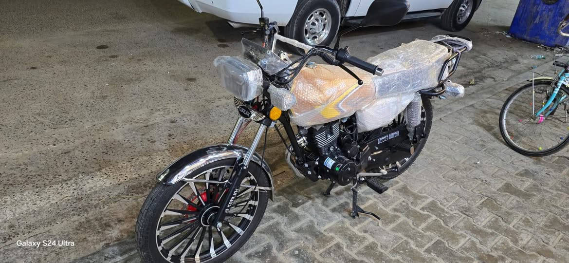 مرحبا دراجه سيفان (سونك )للبيع دراجه جديده بمعنى الكلمه نظافه 100/100محرك 200cc سويج عدد2 مع بصمة تشغيل عن بعد 2 الدراجه كامله ما ناقصها اي شي صارله اقل الشهر م̷ـــِْن طالعه م̷ـــِْن المعرض  (اورق سكنر اسسكنر يعني استنساخ) السعر1200 وبيه مجال قليل للشراي والما يعجبه السعر يكدر يتخطى المنشور (مكان الداجه البصره) (مكلف بلنشر) صاحب الدراجه واتساب او اتصال***********
