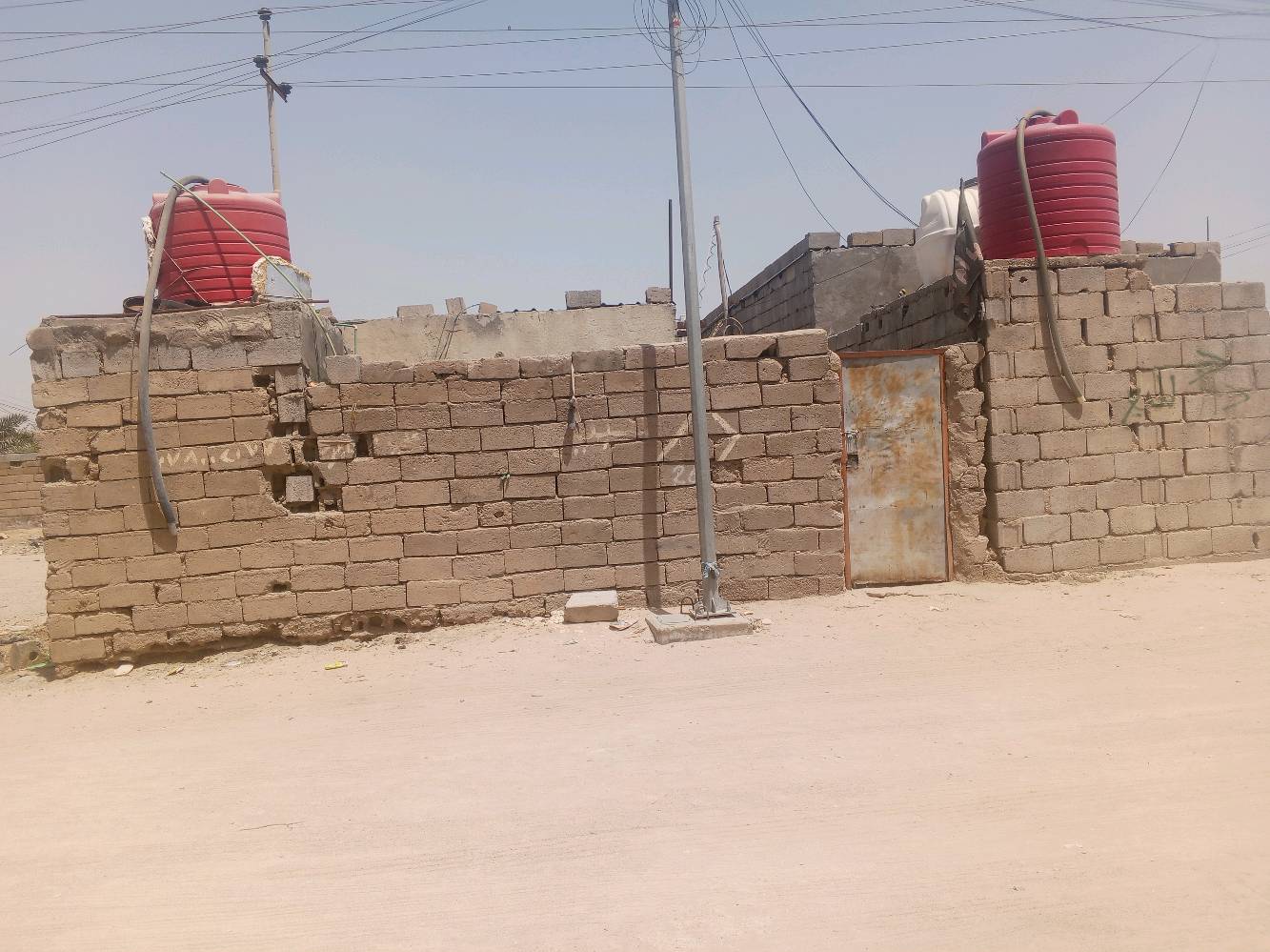 بيت للبيع سفوان مساحة 100متر حي الحكيم مدرسة لانجم الصاعدة سكف جينكو زراعي نت ضوئي وكهرباء بابة الماي خطة جديدة عنة بفرع واحد مكفول منل كص ول ازالة غرفتين ومطبخ  صحيات مسلح معة مساحة حوش السعر 8غابل لتفاوض
العقار طابو شنو بالضبط؟ زراعي لو سكني لو غيره، والمعاملة جاهزة لو بيها إجراءات؟: 
زراعي 
البيت موقعه وين تحديدًا بسفوان؟ قريب من شنو معلم أو شارع رئيسي حتى المشتري يعرفه بسهولة؟: 
حي الحكيم
كم عدد الغرف والحمامات والصالة والمطبخ بالضبط؟ وأكو حوش/سطح/مخزن إضافي؟: 
2
بيته بيه أي ملاحظات أو شغلات تحتاج تصليح، مثل الرطوبة، السقف، الكهرباء، أو التمديدات؟: 
جاهز
شلون يكون الاستلام والدفع: كاش فقط لو أكو تفاوض/تقسيط؟ وشنو رقم التواصل ووقت المعاينة المناسب؟: 
كاش فقط