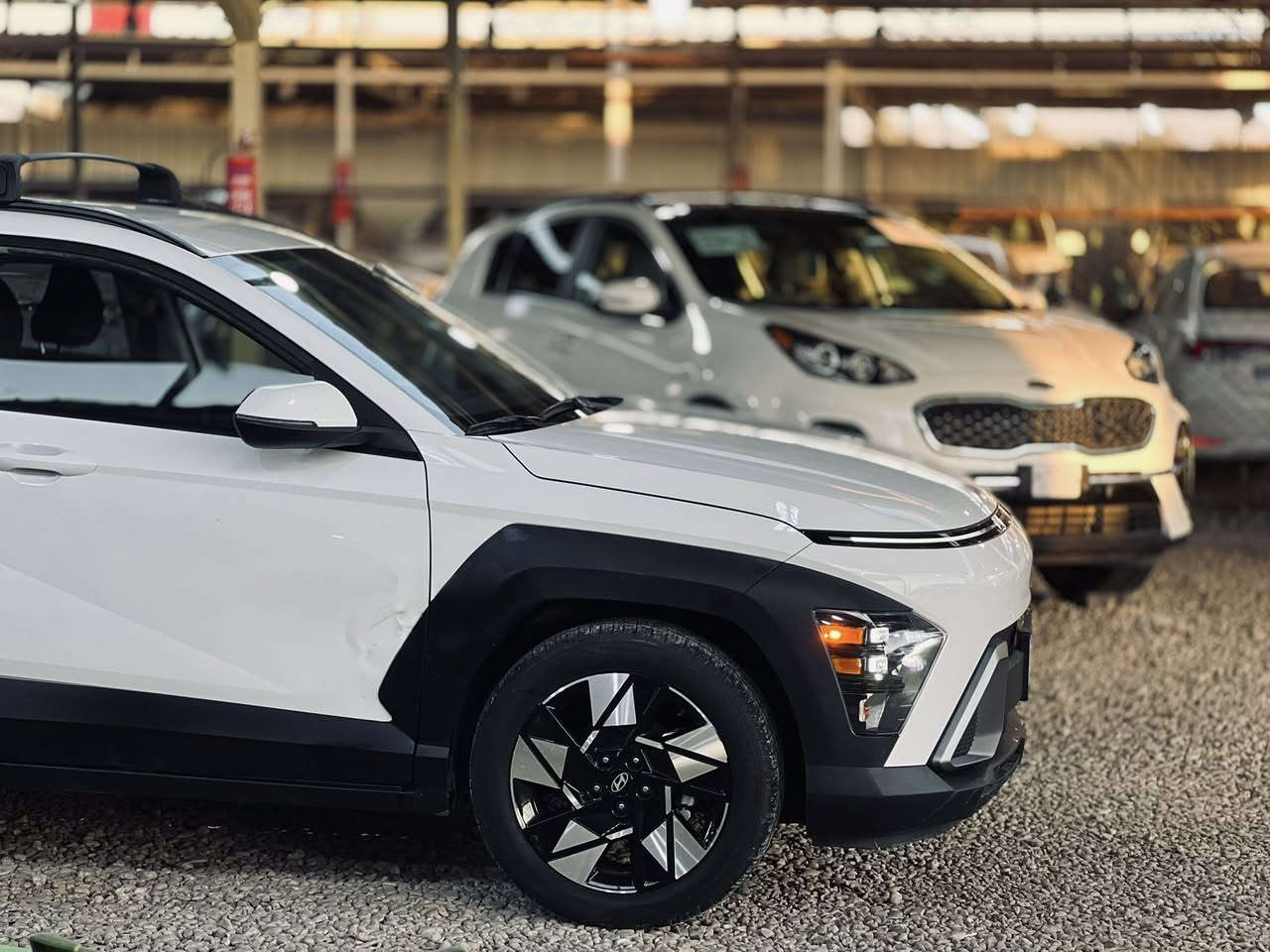 بسم الله الرحمن الرحيم 
للبيع هونداي كونا 
موديل:2025
 اللون: ابيض
اللوحات : فحص مؤقت 
المواصفات : فئة SEL 

• شاشة لمس 12.3 إنش مع نظام ملاحة
 • شاشة عدادات رقمية 12.3 إنش
 • دعم Apple CarPlay وAndroid Auto وايرلس
 • شحن هاتف لاسلكي
‏ • Wi-Fi داخل السيارة
 • نظام Hyundai Digital Key (تشغيل السيارة بالموبايل)
 • نظام صوتي 6 سماعات  
 • مقاعد قماش
 • مقاعد أمامية مدفأة
 • مقعد السائق كهربائي مع دعم أسفل الظهر
 • مقود مغلف بالجلد متعدد الوظائف
 • مكيف أوتوماتيكي ثنائي التحكم
 • فتح وتشغيل بصمة (Smart Key + Push Start)
 • فتح النوافذ كهربائي
 • مرايا جانبية كهربائية مع إشارات انعطاف 
 • فرملة طوارئ تلقائية مع كشف المشاة
 • تحذير النقطة العمياء
 • تنبيه حركة المرور الخلفية
 • نظام المحافظة على المسار
 • نظام متابعة المسار
 • مثبت سرعة ذكي مع خاصية التوقف والانطلاق
 • مساعد القيادة على الطرق السريعة
 • إضاءة عالية أوتوماتيكية
 • تنبيه انتباه السائق 
 • سبويلر خلفي
 • مرايا جانبية مدفأة
 • فرامل يد إلكترونية
 • كاميرا خلفية للرجوع  

الحادث :   زاوية باب الراكب الامامي فقط كما هو واضح في الصور بدون ايرباك  
ملاحظة صور الحادث مرفقه بل المنشور 

للأستفسار : *********** / 
  ***********
العنوان : بابل -حلة - شارع المعارض معرض شمس بابل
 
اللوكيشن:
https://maps.app.goo.gl/9TX1iqWwXLHdUeUM6?g_st=ic
