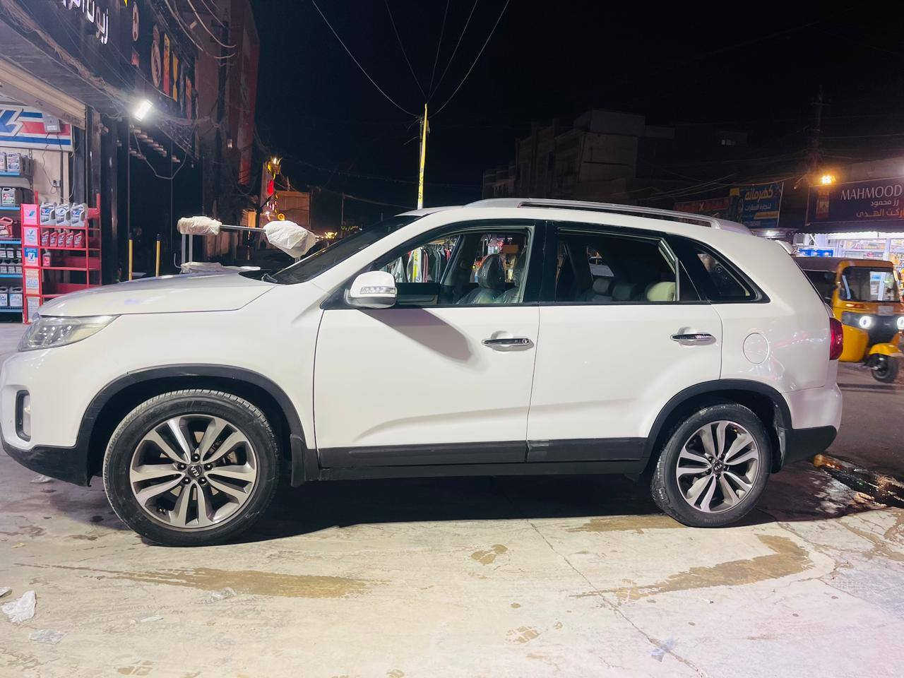 السلام عليكم
كيا سورنتو 2015 وارد خليجي 

رقم بغداد بأسمي رقم انكليزي تحويل ثاني يوم 

السياره فول مواصفات عدا البانورما 6سلندر 7 راكب 3 قطع تبريد بصمه كشنات جلد كشن كهربائي بيجي اشاير بالمري  شفط لد امامي خلفي  شاشه كامره السياره جديده جداً مكينه كير  تبريد حداديه تخم تاير كله جاهزه  وكعت عليها سقيفه وصبغت نص القماره وصفحه السايق بدون دواخل السياره مكفوله من الجفيه والگلبه 

المكان بغداد

 السعر139 وبي مجال بسيط 

رقم الهاتف ***********
