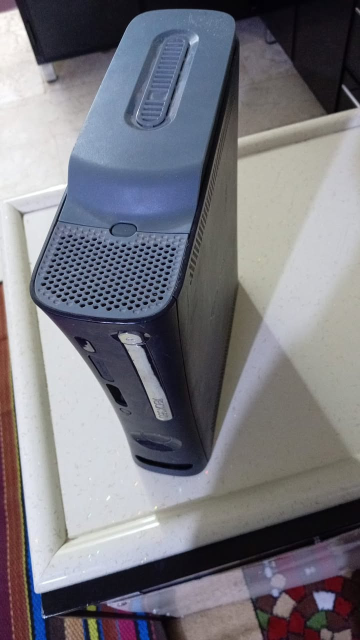 عدد ثنين اكس بوكس 360ويه يدات وكم لعبه اليحب يجي خاص *********** شغالات
