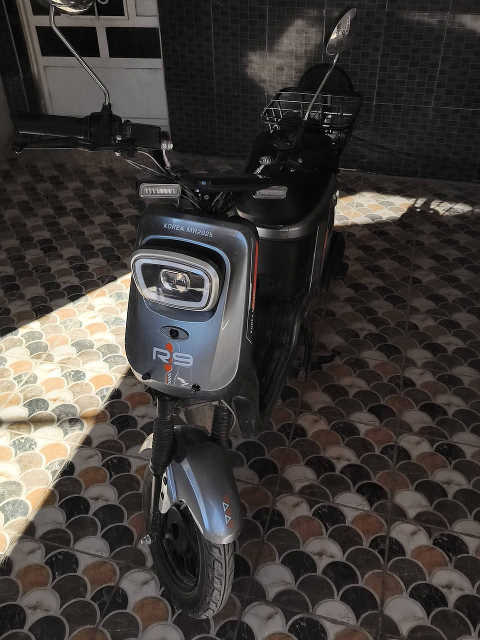 بسم الله الرحمن الرحيم 🌷
بايسكل شحن 🔋⚡
النوع: R9
الشركه: MR. KOREA
عدد البطاريات: 5 ~ 16فولت ونلي ليثيوم
عدد النمر :4
السرعه:99
الحاله: مستخدم  صارلي شهرين من اشتريته اروح بي للمدرسه واجي
المواصفات: فول 1/1
 بريكات دسك امامي وخلفي ~ بصمات 2 وسويجات2 وكارتات2
ملاحظة: السله اني حاطها وره والكشن الوره موجود 
سبب البيع: اشتريت دراجه بانزين
السعر💵:510 الف وبي مجال
للاستفسار : ***********
الموقع : بابل
