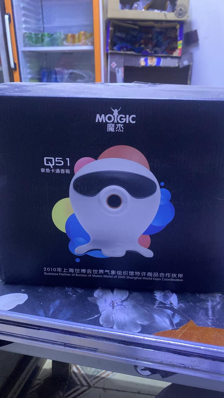 السماعة هي Impecca Octopus Character Speaker، وتتميز بتصميم فريد على شكل أخطبوط.
Amazon.com
 +1
خيارات التوصيل: توفر هذه السماعة خيارات متعددة لتشغيل الموسيقى، بما في ذلك منفذ AUX مقاس 3.5 ملم لتوصيل الهواتف الذكية ومشغلات MP3.
الوظائف: تعمل كمكبر صوت مستقل، وبعض الإصدارات تتضمن قاعدة شحن لأجهزة iPhone أو iPod.
جودة الصوت: توفر قدرة صوتية تصل إلى 10 واط RMS لتقديم تجربة صوتية غنية.
الأبعاد: يبلغ ارتفاع السماعة حوالي 8.19 بوصة.


**إذا كنت صاحب هذا الإعلان وتريد حذفه لأي سبب، رجاءا أرسل رسالة إلى الدعم الفني**