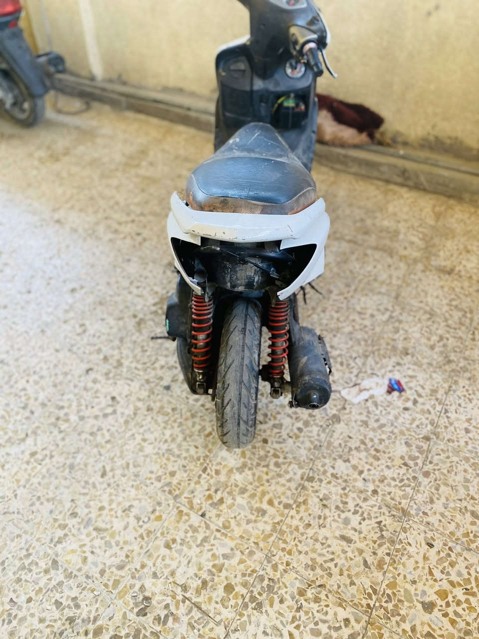 السلام عليكم سكنس نثيه ١٤٠ للبيع أبيع كوم حديد تجي تحمل وتروح ما اعرف شبيها مرات تشتغل مرات لا السعر ٢٥٠ وبيها مجال العنوان بغداد حي النصر رقمي ***********
