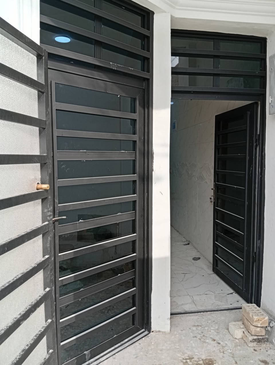 مشتمل 50 متر للبيع الشعب حي المهندسين زراعي عقد 117 شارع 15 الوسط المربع الاول طابقين او نص هسه طلعت العماله بناء جديد مدخلين استقبال او مطبخ او خدمات الطابق الاول والثاني غرفتين نوم او خدمات والبيتون غرفة كامله السعر 85 مليون اتصال او واتساب ***********
