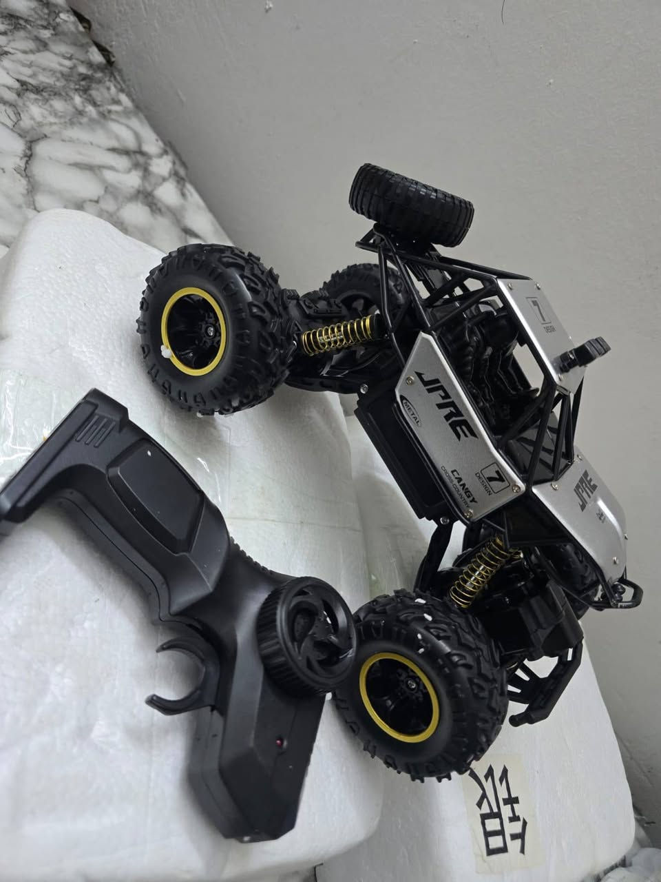 هذه السيارة هي لعبة "Rock Crawler" تعمل بالتحكم عن بعد، وعادة ما تأتي بمقياس 1:16 أو 1:18.تتميز بهيكل معدني (Alloy) ونظام دفع رباعي (4WD) للطرق الوعرة.تعمل بتردد تحكم 2.4 جيجاهرتز وتأتي مع بطارية قابلة للشحن.


**إذا كنت صاحب هذا الإعلان وتريد حذفه لأي سبب، رجاءا أرسل رسالة إلى الدعم الفني**