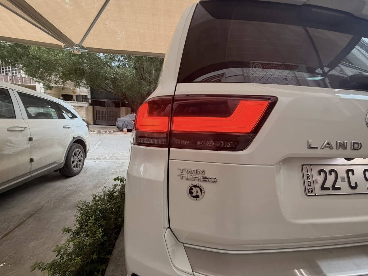 سلام عليكم/  السعر تنافسي
للبيع لاندكروز 2023 فئه VX  (تووين تيربوو)
فووول مواصفات  ساززززز (SAS)بعدها بالضمان

كفاله عامه من كلشي بعدها زيرو

بصمات اثنين وياها 

ماشيه :33 الف فقط 

مكان السيارة : زيونة 

السيارة بأسمي رقم أربيل تحوويل ثاني يوم

للاتصال :***********
