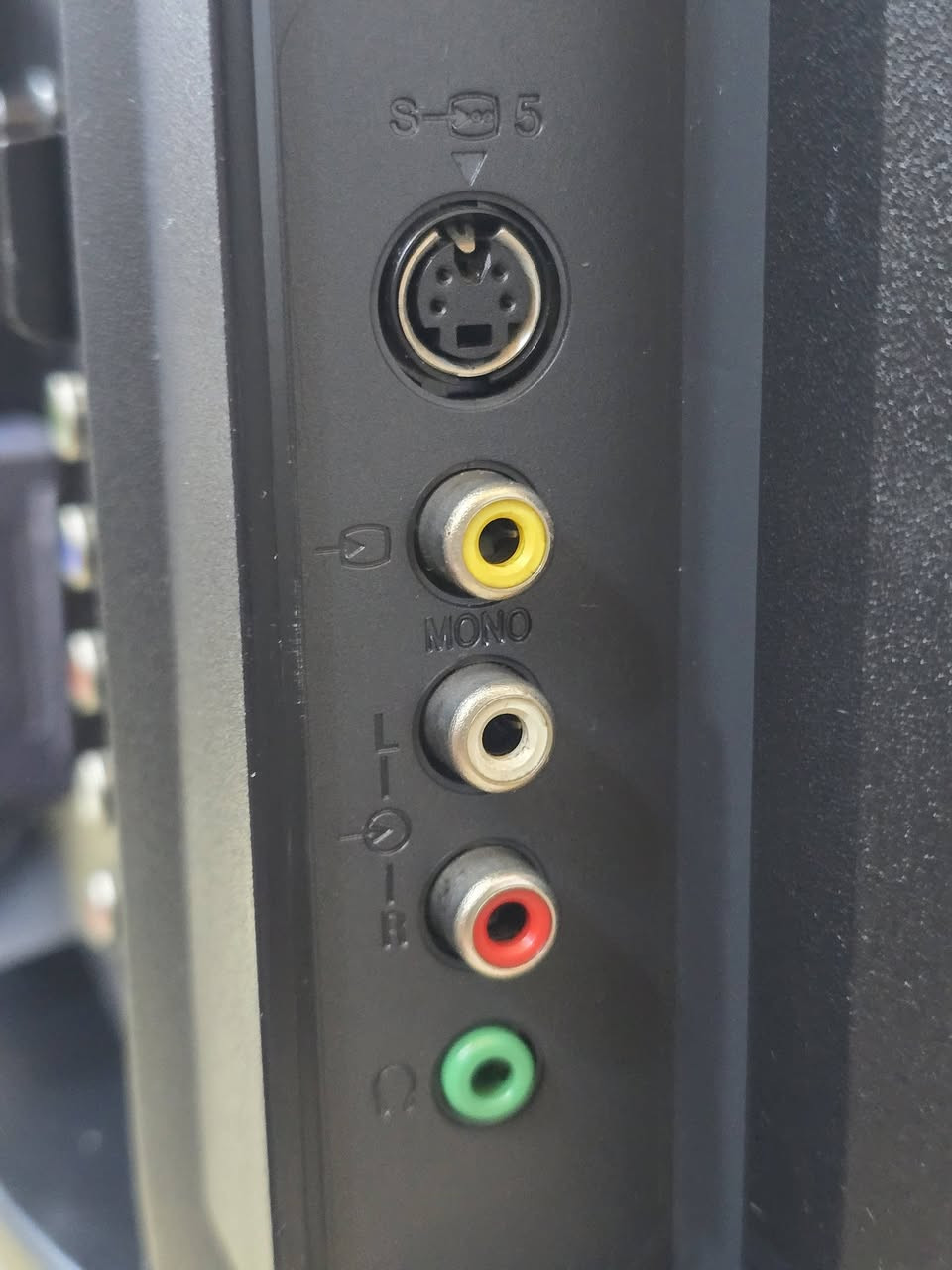 Sony BRAVIA KDL-20B4050.تاريخ الصنع: نوفمبر 2008 (11/2008) وتم تجميعها في سلوفاكيا.حجم الشاشة: 20 بوصة (51 سم)، وهي شاشة مدمجة ومخصصة للمساحات الصغيرة كالمطابخ أو غرف النوم.نوع الشاشة: شاشة بلورية سائلة LCD مزودة بتقنية محرك الألوان الذكي BRAVIA ENGINE لتحسين عمق ووضوح الصورة.الدقة (Resolution): تدعم جودة HD Ready بدقة عرض 1366 × 768 بكسل بأبعاد شاشة عريضة 16:9.استهلاك الطاقة: 60 واط كحد أقصى أثناء التشغيل، وتعمل على جهد كهربائي مستقر (220-240 فولت) المتوافق مع الأنظمة المنزلية.الوزن: 6.5 كيلوجرام شاملة القاعدة المدمجة.منفذ HDMI (عدد 1): يتيح لك توصيل أجهزة الاستقبال الحديثة (HD Receiver)، أو أجهزة الترفيه الذكية مثل (Android Box / Apple TV)، أو منصات الألعاب.منفذ للكمبيوتر VGA: يتيح استخدام الشاشة كشاشة كمبيوتر مكتبية.منافذ SCART (عدد 2): المداخل العريضة التقليدية المشهورة في الأجهزة الأوروبية.منفذ Component ومنافذ الـ AV العادية: لربط الرسيفرات القديمة أو أجهزة البلايستيشن.🔊 تقنيات الصوت الموضحة:VIVA Digital HD3D Sound (BBE): تقنية من شركة BBE مخصصة لتحسين وضوح الصوت الرقمي، وفصل الترددات العالية عن المنخفضة، مما يجعل الحوارات والكلام في الأفلام والبرامج أكثر نقاءً وبروزاً دون تشويه.Virtual Dolby Surround: تقنية معالجة تمنحك تجربة صوت محيطي مجسم (ثلاثي الأبعاد) باستخدام سماعات التلفزيون الأمامية المدمجة فقط، دون الحاجة لشراء أو توزيع سماعات خلفية إضافية في الغرفة


**إذا كنت صاحب هذا الإعلان وتريد حذفه لأي سبب، رجاءا أرسل رسالة إلى الدعم الفني**