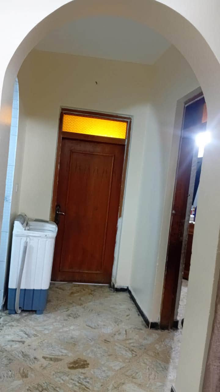 دار للبيع …….مقابل المنتزه سكينة
طابو صرف 
مساحة 360 م واجهه 12 نزال 30 
الطابق الارضي يحتوي على 2 غرف نوم +2 مناور +صحيات 
صحيات منعزلة مطبخ حار و بارد استقبال واسعة جداً مع صحياتها كراج واسع يشيل 3 سيارات
حديقة تقريباً 70م حديقة اخرى خارجية + تشجير كبال البيت 
الطابق الثاني 4 غرف نوم كبيرات + مخزن و بيتونه السعر المطلوب 670 بيه مجال 
للأستفسار اتصل على الرقم ***********
