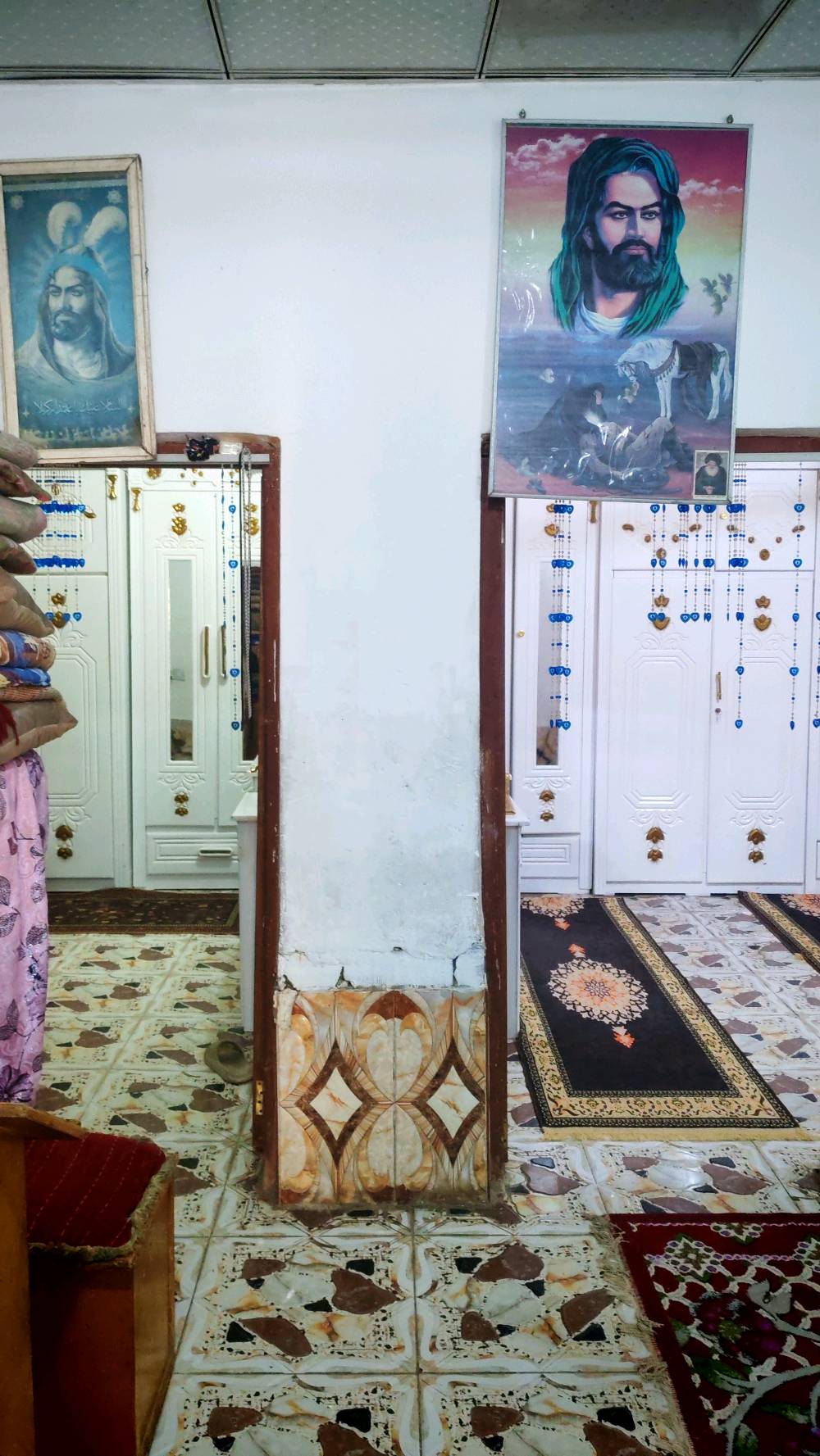 السلام عليكم الدار للبيع طابر زراعي بي وصل تطويب مساحه الدار 200 متر بناء الدار طارمه مساحه 5 متر مع حديقه مساحه 5 متر مع استقبال مساحه 5 في 4 مع صاله صاله وغرفتين نوم حجم الغرفه 4 في 4 مع مطبخ حجم 4 في 4 مع حمام وصحيات مع محل العنوان ناصريه مدينه الصدر خلف الروف السعر 50 للاستفسار (***********)