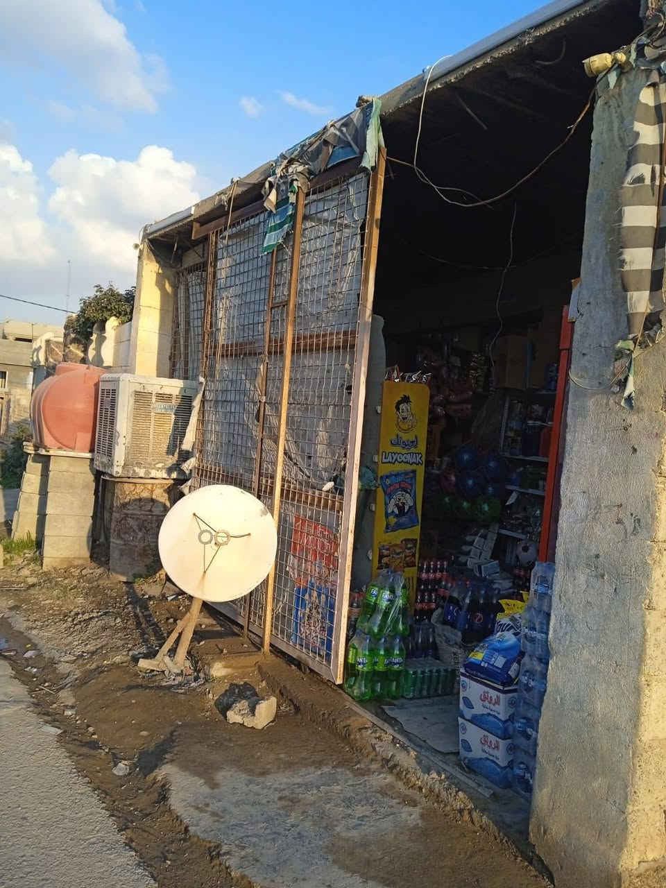 بيت مع محل للبيع في شهربان الهارونية قرية صخر مجاور مدرسة الطيبة 
البيت مكون من غرفتين وصالة كبيرة واستقبال ومطبخ وحمام داخلي وصحيات خارجية مساحة البناء فقط 130 متر و ارضية البيت سيراميك والسقف ثانوي 
ومحل مسلح 5+5
للاستفسار الاتصال***********
