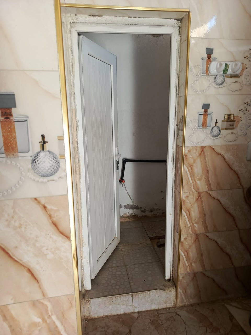 دار للأيجار مساحة 200متر طابقين في حي الرساله غرفتين نوم وهول ومطبخ وصحيات واستقبال في الطابق الأرضي وثلاث غرف نوم في الطابق الثاني مكتب دار الأمين للعقار *********** ***********
