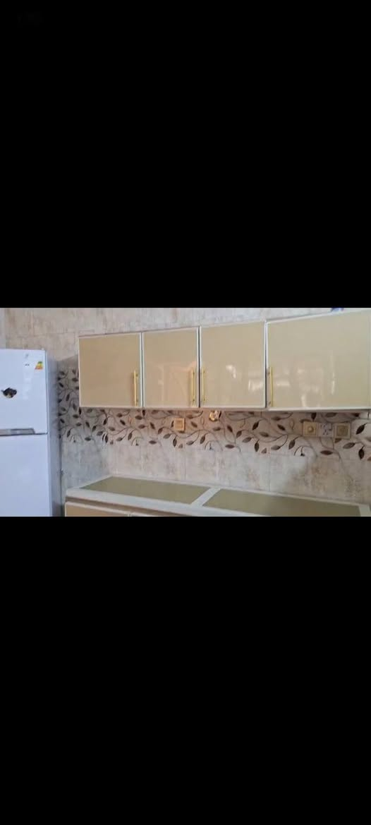 السلام عليكم كاونتر 7 قطع المنيوم نضيف وجديد سعره 600 طباخ شغاله كوله هو والفرن سعره 350 والمرشحه سعرها 125 مكاني الحريه 
رقم الهاتف ***********
