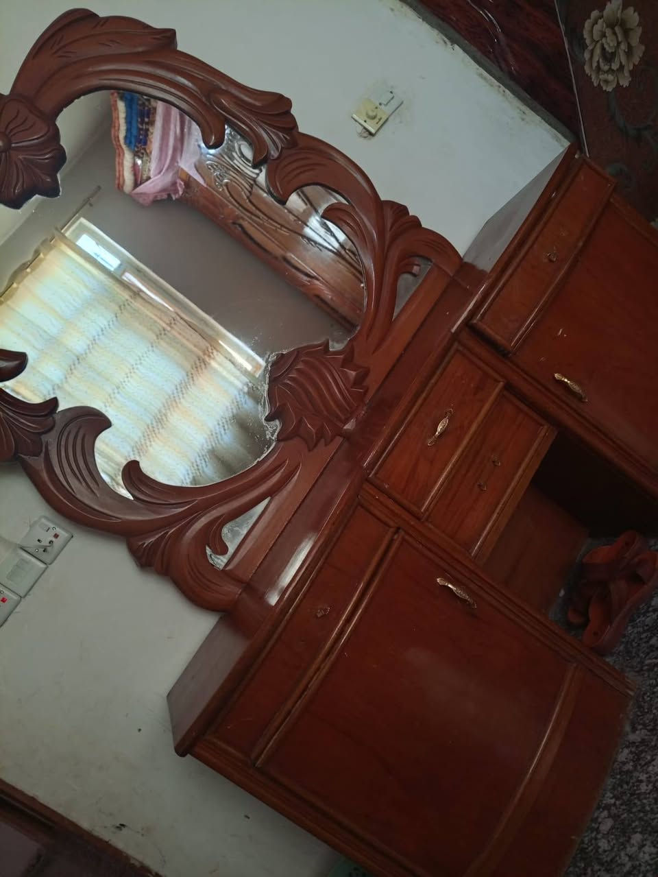 السلام عليكم عندي غرفه البيع اخو الجديده اريدها600وبيها مجال قليل كلش مكاني حي التراث البياع ورقم التليفون***********
