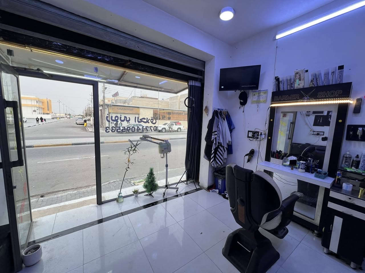 السلام عليكم محل حلاقه كامل وجاهز تعال وشتغل عنوان المحل حي المهندسين اجار المحل 200 السعر خاص رقم الهاتف
***********
