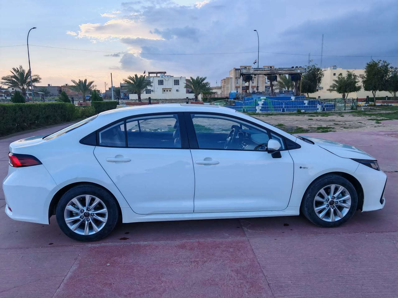 📍 للبيع: تويوتا كورولا هايبرد ٢٠٢٤ وارد صين شكل خليجي- بحالة ممتازة
المسافة المقطوعة : ٥٣،٠٠٠ كم
​لوحة الأرقام: بغداد

✅ فتحة سقف كهربائية [sunroof].
✅ مقاعد جلدية نظيفة.
✅ شاشة عرض مع كاميرا خلفية.
✅ أزرار تحكم بالمقود (تحكم ستيرن).
✅ فتحات تكييف خلفية (تبريد ممتاز).
✅ بدون حادث 
✅ كير، محرك، تكييف بحال ممتازة جداً. 
​
​السعر المطلـوب:  $ 150
​للتواصل والاستفسار:
📞 *********** واتساب
