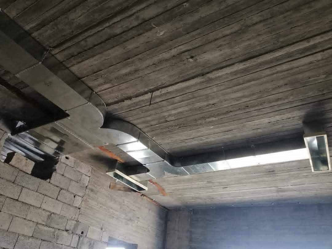 دكتات تبريد مركزي  مجاري هوائيه
شغل شرط هندسي وتوزيع الهواء بالتساوي وسليكون لمنع التسريب وتثبيت سيبورتات
#مهندسين #مقاولين #بناء #دكتات
***********
***********
