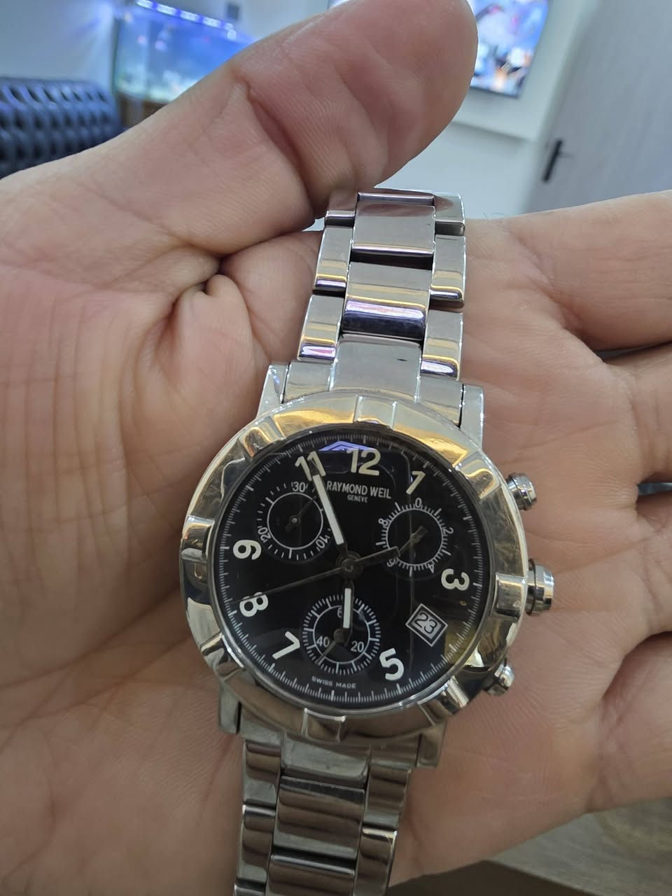 ساعه رايمند ويل
Quartz سويسري
زجاج: ياقوت (Sapphire Crystal) مقاوم للخدش
الهيكل والسوار: ستانلس ستيل
مقاومة الماء: عادة 100 متر
وظائف:
توقيت كرونوغراف
عدادات ثواني ودقائق
سعرها شوفوا بالوكاله من ٩٠٠ دولار الى ١٢٠٠$ 
اني اربيد ابيعها ب ٥٠٠$ بدون علبه الساعه نظيفه موديل ٢٠١٠


**إذا كنت صاحب هذا الإعلان وتريد حذفه لأي سبب، رجاءا أرسل رسالة إلى الدعم الفني**