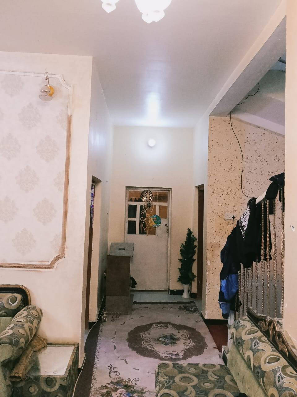 سلام عليكم بيت طابو زراعي بيه وصل بلديه وماء وكهرباء للبيع بزديناويه بشارع لمركز  يم جامع الحكيم  بلفرع لمقابيله طابق الاول بناء طابوق غرفتين  ومنور وصاله وديوانيه ومطبخ وحمامات داخليه وخارجيه مانقصه شي 
وثاني بناء فرمستون بس عكاده   بيه 4غرف
مساحه 180  
كهرباء فول ومجاري كله ثقيله  
سعر 100وبيه مجال قليل
تصال ***********
