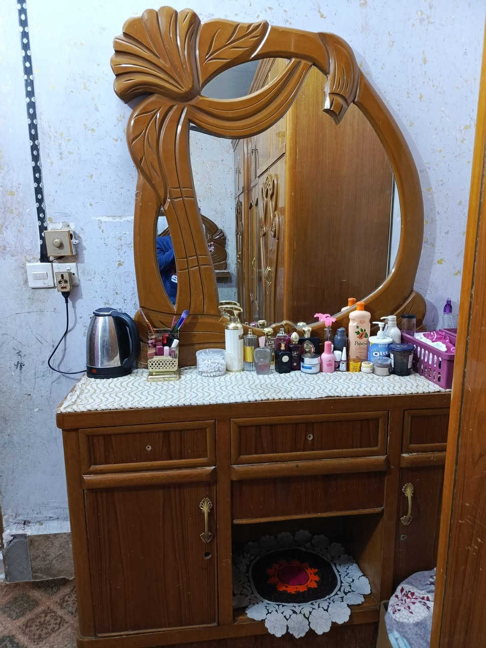 غرفة للبيع تسكام نجارة عراقي درجة أولى السعر مليون 100وبي مجال مكاني النجف حي الرحمة***********
